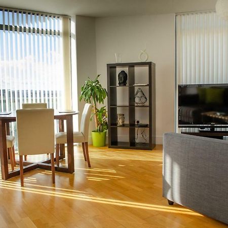 Serviced Apartment In Liverpool City Centre - Free Parking - Balcony - By Happy Days Eksteriør billede